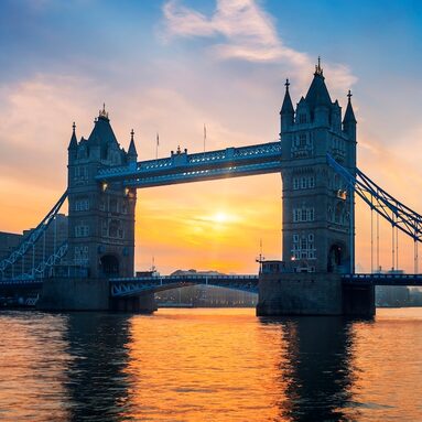 tower-bridge-au-lever-du-soleil-londres_268835-1391.jpg
